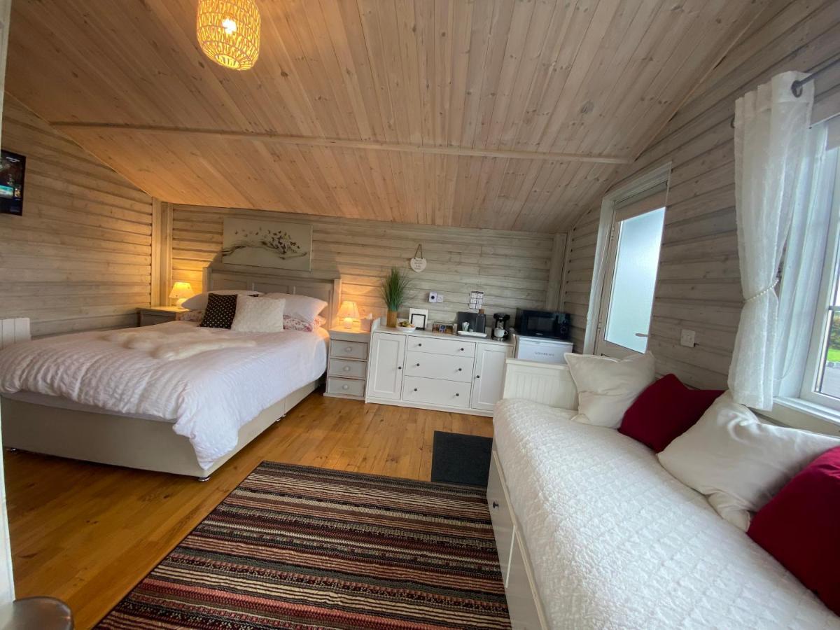 Adorable Cabin In The Countryside พอร์ตลอยส์ ภายนอก รูปภาพ